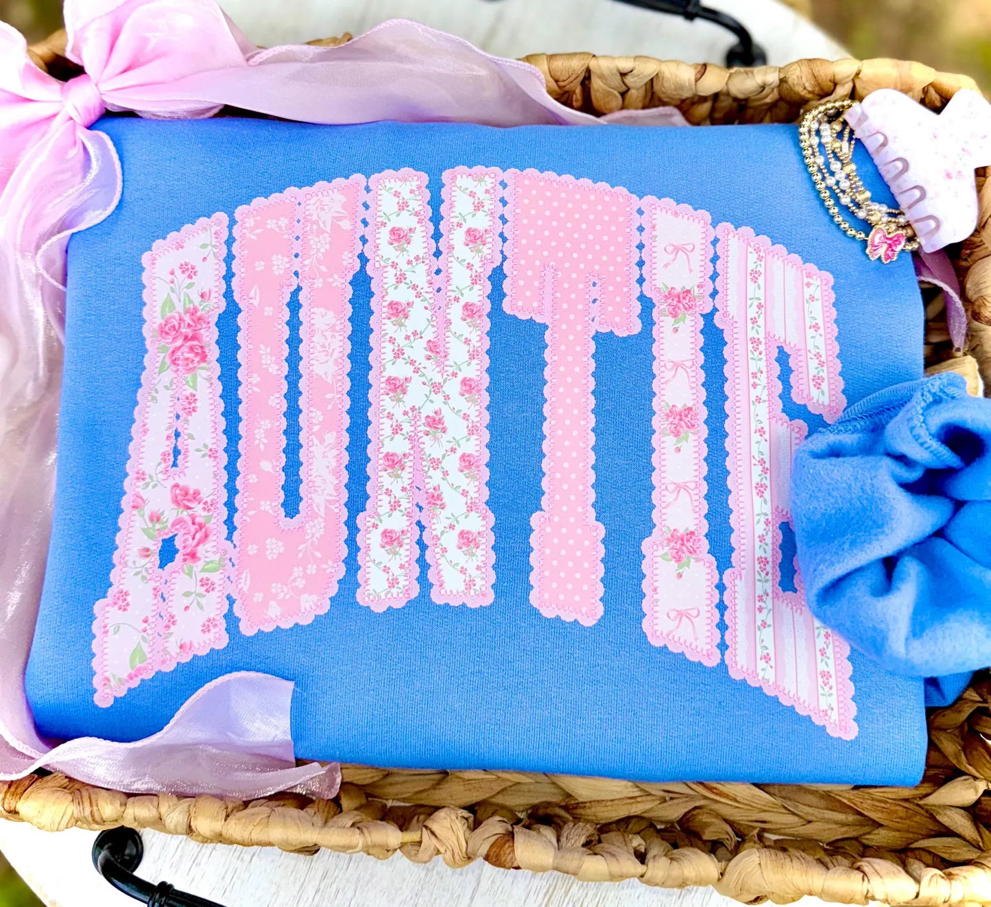 Auntie (Lace)